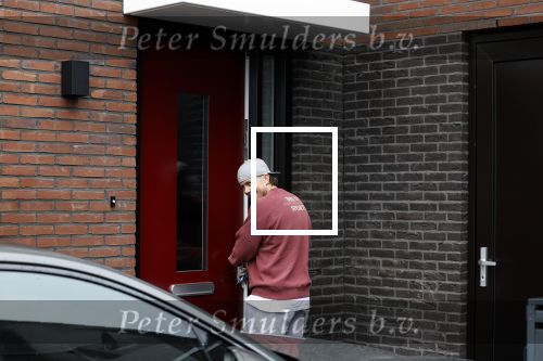 Wilnis 16 februari 2023
Andre Hazes krijgt de sleutel van zijn nieuwe huis nadat hij bij de Notaris is geweest.
Zij PAen neef Djarno waren er ook bij .