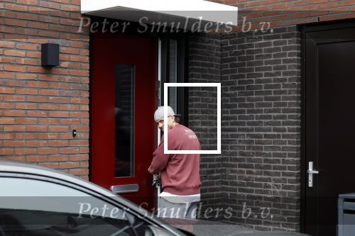 Wilnis 16 februari 2023
Andre Hazes krijgt de sleutel van zijn nieuwe huis nadat hij bij de Notaris is geweest.
Zij PAen neef Djarno waren er ook bij .