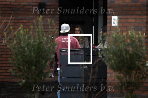 Wilnis 16 februari 2023
Andre Hazes krijgt de sleutel van zijn nieuwe huis nadat hij bij de Notaris is geweest.
Zij PAen neef Djarno waren er ook bij .
