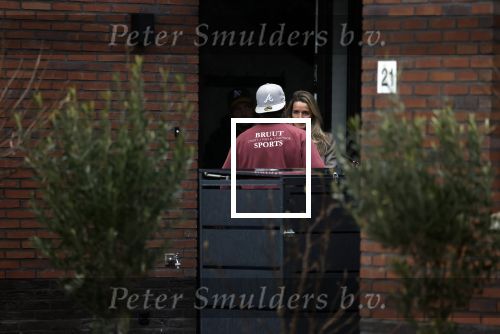 Wilnis 16 februari 2023
Andre Hazes krijgt de sleutel van zijn nieuwe huis nadat hij bij de Notaris is geweest.
Zij PAen neef Djarno waren er ook bij .