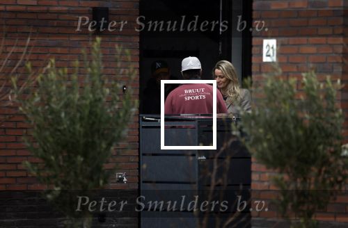 Wilnis 16 februari 2023
Andre Hazes krijgt de sleutel van zijn nieuwe huis nadat hij bij de Notaris is geweest.
Zij PAen neef Djarno waren er ook bij .
