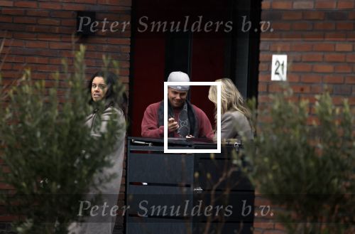 Wilnis 16 februari 2023
Andre Hazes krijgt de sleutel van zijn nieuwe huis nadat hij bij de Notaris is geweest.
Zij PAen neef Djarno waren er ook bij .