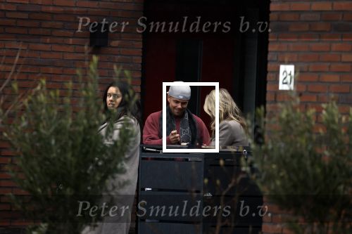 Wilnis 16 februari 2023
Andre Hazes krijgt de sleutel van zijn nieuwe huis nadat hij bij de Notaris is geweest.
Zij PAen neef Djarno waren er ook bij .