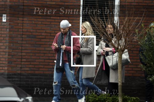 Wilnis 16 februari 2023
Andre Hazes krijgt de sleutel van zijn nieuwe huis nadat hij bij de Notaris is geweest.
Zij PAen neef Djarno waren er ook bij .