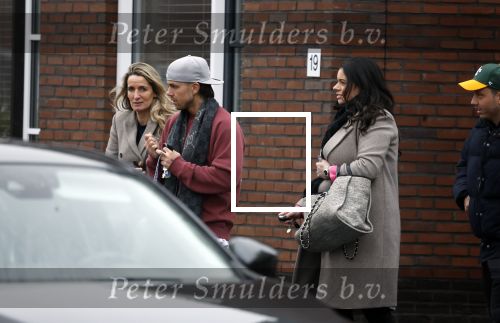 Wilnis 16 februari 2023
Andre Hazes krijgt de sleutel van zijn nieuwe huis nadat hij bij de Notaris is geweest.
Zij PAen neef Djarno waren er ook bij .