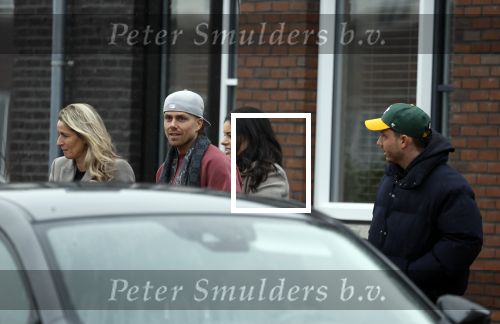 Wilnis 16 februari 2023
Andre Hazes krijgt de sleutel van zijn nieuwe huis nadat hij bij de Notaris is geweest.
Zij PAen neef Djarno waren er ook bij .