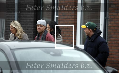 Wilnis 16 februari 2023
Andre Hazes krijgt de sleutel van zijn nieuwe huis nadat hij bij de Notaris is geweest.
Zij PAen neef Djarno waren er ook bij .