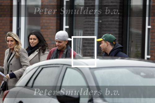 Wilnis 16 februari 2023
Andre Hazes krijgt de sleutel van zijn nieuwe huis nadat hij bij de Notaris is geweest.
Zij PAen neef Djarno waren er ook bij .