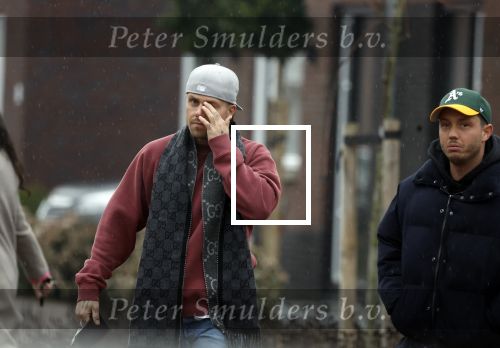 Wilnis 16 februari 2023
Andre Hazes krijgt de sleutel van zijn nieuwe huis nadat hij bij de Notaris is geweest.
Zij PAen neef Djarno waren er ook bij .