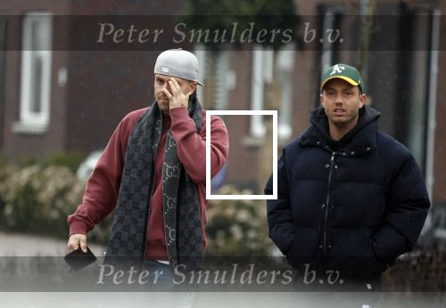 Wilnis 16 februari 2023
Andre Hazes krijgt de sleutel van zijn nieuwe huis nadat hij bij de Notaris is geweest.
Zij PAen neef Djarno waren er ook bij .