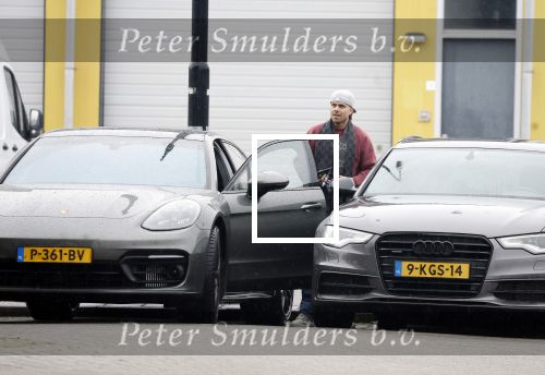 Wilnis 16 februari 2023
Andre Hazes krijgt de sleutel van zijn nieuwe huis nadat hij bij de Notaris is geweest.
Zij PAen neef Djarno waren er ook bij .