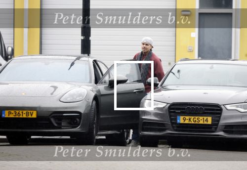 Wilnis 16 februari 2023
Andre Hazes krijgt de sleutel van zijn nieuwe huis nadat hij bij de Notaris is geweest.
Zij PAen neef Djarno waren er ook bij .