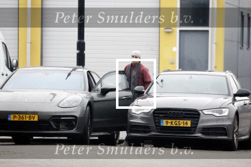 Wilnis 16 februari 2023
Andre Hazes krijgt de sleutel van zijn nieuwe huis nadat hij bij de Notaris is geweest.
Zij PAen neef Djarno waren er ook bij .