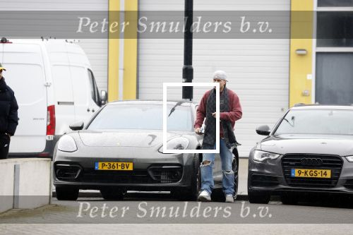 Wilnis 16 februari 2023
Andre Hazes krijgt de sleutel van zijn nieuwe huis nadat hij bij de Notaris is geweest.
Zij PAen neef Djarno waren er ook bij .