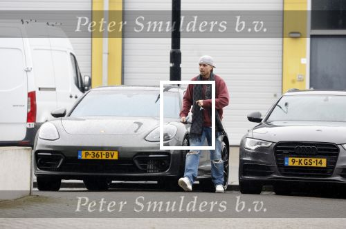 Wilnis 16 februari 2023
Andre Hazes krijgt de sleutel van zijn nieuwe huis nadat hij bij de Notaris is geweest.
Zij PAen neef Djarno waren er ook bij .