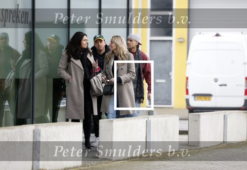 Wilnis 16 februari 2023
Andre Hazes krijgt de sleutel van zijn nieuwe huis nadat hij bij de Notaris is geweest.
Zij PAen neef Djarno waren er ook bij .