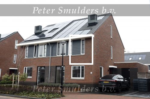 Wilnis 16 februari 2023
Andre Hazes krijgt de sleutel van zijn nieuwe huis nadat hij bij de Notaris is geweest.
Zij PAen neef Djarno waren er ook bij .