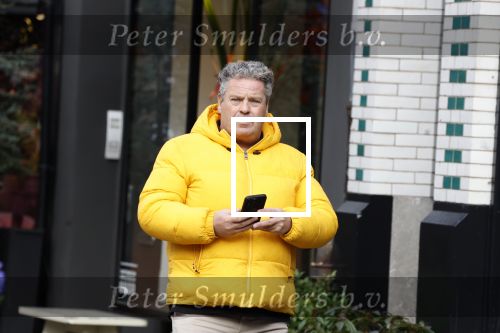 Amsterdam 16 februari 2023
Dirk Zeelenberg in gele jas op de cornelis schuytstraat