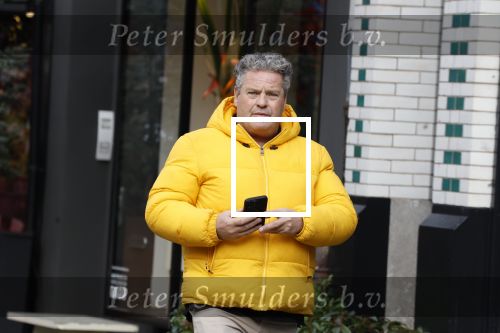 Amsterdam 16 februari 2023
Dirk Zeelenberg in gele jas op de cornelis schuytstraat