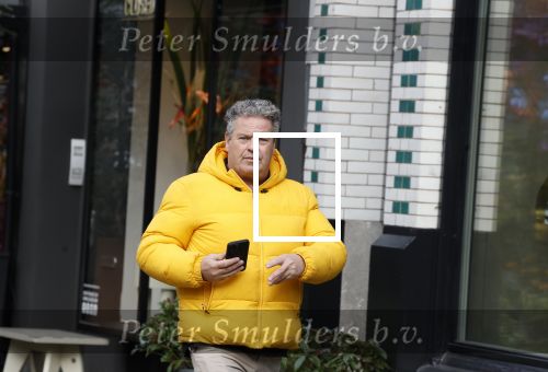Amsterdam 16 februari 2023
Dirk Zeelenberg in gele jas op de cornelis schuytstraat
