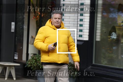 Amsterdam 16 februari 2023
Dirk Zeelenberg in gele jas op de cornelis schuytstraat
