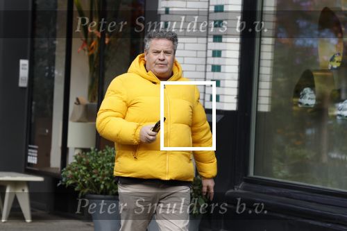 Amsterdam 16 februari 2023
Dirk Zeelenberg in gele jas op de cornelis schuytstraat