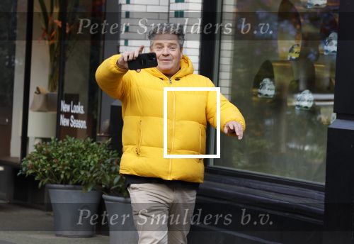 Amsterdam 16 februari 2023
Dirk Zeelenberg in gele jas op de cornelis schuytstraat