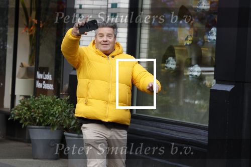 Amsterdam 16 februari 2023
Dirk Zeelenberg in gele jas op de cornelis schuytstraat