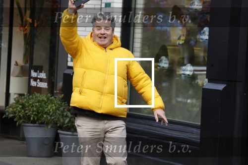 Amsterdam 16 februari 2023
Dirk Zeelenberg in gele jas op de cornelis schuytstraat