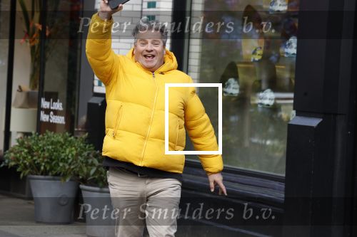 Amsterdam 16 februari 2023
Dirk Zeelenberg in gele jas op de cornelis schuytstraat