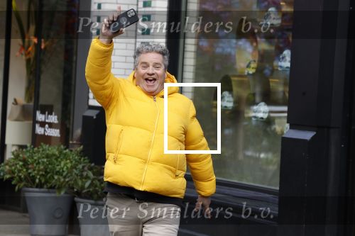 Amsterdam 16 februari 2023
Dirk Zeelenberg in gele jas op de cornelis schuytstraat