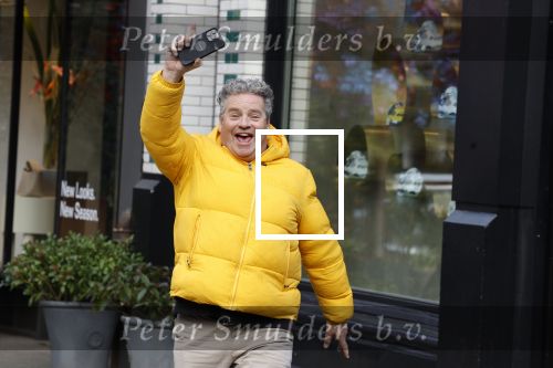 Amsterdam 16 februari 2023
Dirk Zeelenberg in gele jas op de cornelis schuytstraat
