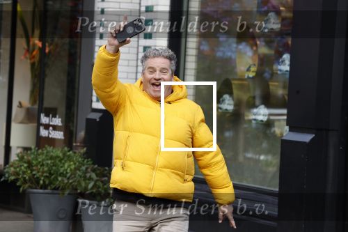 Amsterdam 16 februari 2023
Dirk Zeelenberg in gele jas op de cornelis schuytstraat