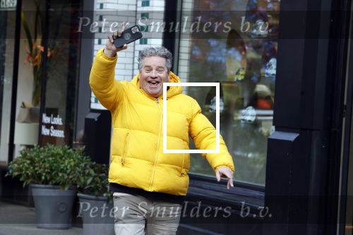 Amsterdam 16 februari 2023
Dirk Zeelenberg in gele jas op de cornelis schuytstraat