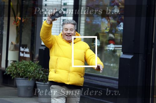 Amsterdam 16 februari 2023
Dirk Zeelenberg in gele jas op de cornelis schuytstraat
