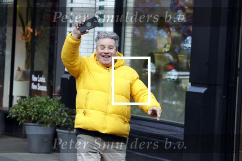 Amsterdam 16 februari 2023
Dirk Zeelenberg in gele jas op de cornelis schuytstraat