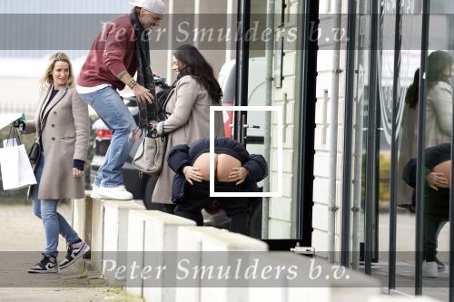 Wilnis 16 februari 2023
Andre Hazes krijgt de sleutel van zijn nieuwe huis nadat hij bij de Notaris is geweest.
Zij PAen neef Djarno waren er ook bij .
Djarno Hofland in blote kont en Andre Hazes