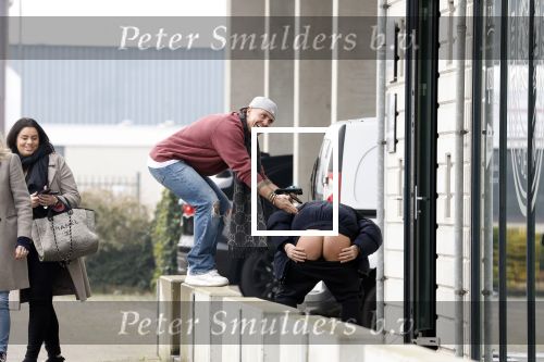 Wilnis 16 februari 2023
Andre Hazes krijgt de sleutel van zijn nieuwe huis nadat hij bij de Notaris is geweest.
Zij PAen neef Djarno waren er ook bij .
Djarno Hofland in blote kont en Andre Hazes