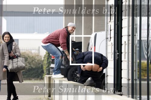 Wilnis 16 februari 2023
Andre Hazes krijgt de sleutel van zijn nieuwe huis nadat hij bij de Notaris is geweest.
Zij PAen neef Djarno waren er ook bij .
Djarno Hofland in blote kont en Andre Hazes