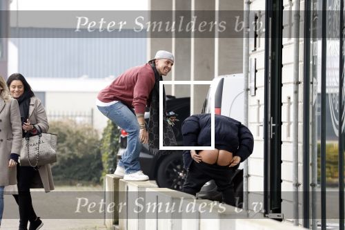 Wilnis 16 februari 2023
Andre Hazes krijgt de sleutel van zijn nieuwe huis nadat hij bij de Notaris is geweest.
Zij PAen neef Djarno waren er ook bij .
Djarno Hofland in blote kont en Andre Hazes