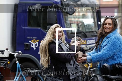 Amsterdam 3 maart 2023
Gaby Blaaser zwanger in Amsterdam zuid met een vriendin en haar hond