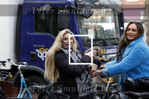 Amsterdam 3 maart 2023
Gaby Blaaser zwanger in Amsterdam zuid met een vriendin en haar hond