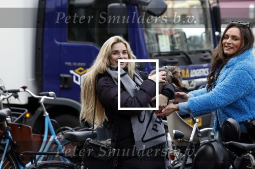 Amsterdam 3 maart 2023
Gaby Blaaser zwanger in Amsterdam zuid met een vriendin en haar hond