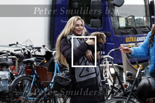 Amsterdam 3 maart 2023
Gaby Blaaser zwanger in Amsterdam zuid met een vriendin en haar hond
