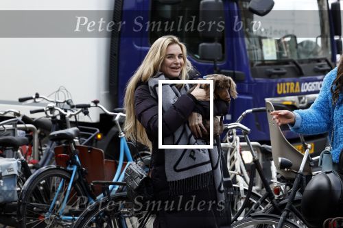 Amsterdam 3 maart 2023
Gaby Blaaser zwanger in Amsterdam zuid met een vriendin en haar hond
