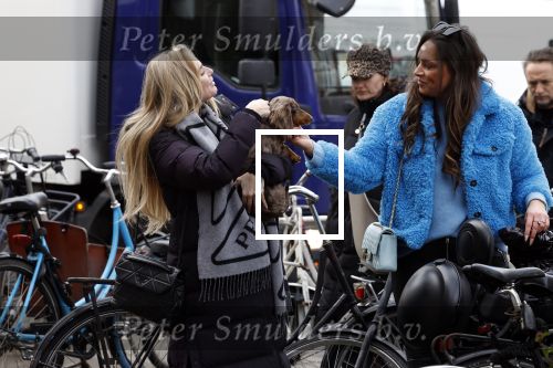 Amsterdam 3 maart 2023
Gaby Blaaser zwanger in Amsterdam zuid met een vriendin en haar hond