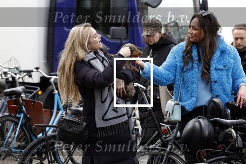 Amsterdam 3 maart 2023
Gaby Blaaser zwanger in Amsterdam zuid met een vriendin en haar hond