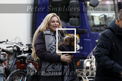 Amsterdam 3 maart 2023
Gaby Blaaser zwanger in Amsterdam zuid met een vriendin en haar hond