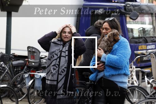Amsterdam 3 maart 2023
Gaby Blaaser zwanger in Amsterdam zuid met een vriendin en haar hond