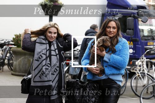 Amsterdam 3 maart 2023
Gaby Blaaser zwanger in Amsterdam zuid met een vriendin en haar hond